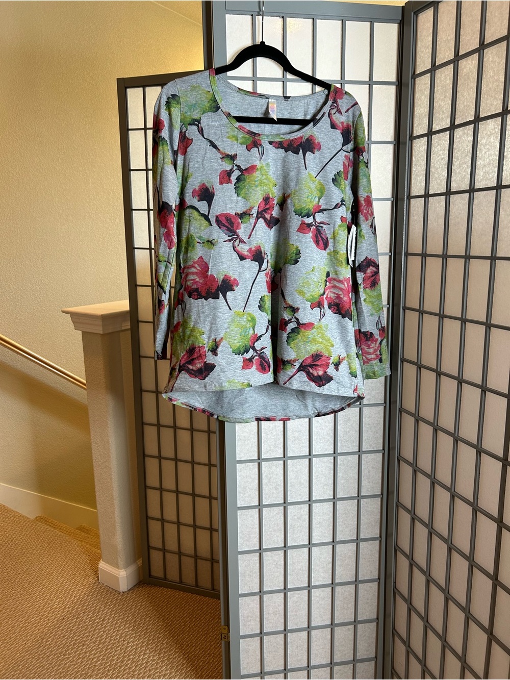 NWT LuLaRoe Lynnae Gray Floral Long-Sleeve Top - Casual Scoop Neck